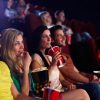 映画館で映画を楽しむ人たち