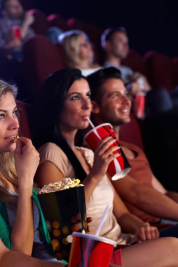 映画館で映画を楽しむ人たち