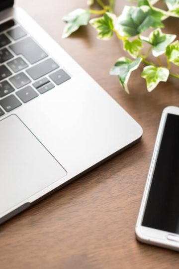 ノートPCとスマートフォン