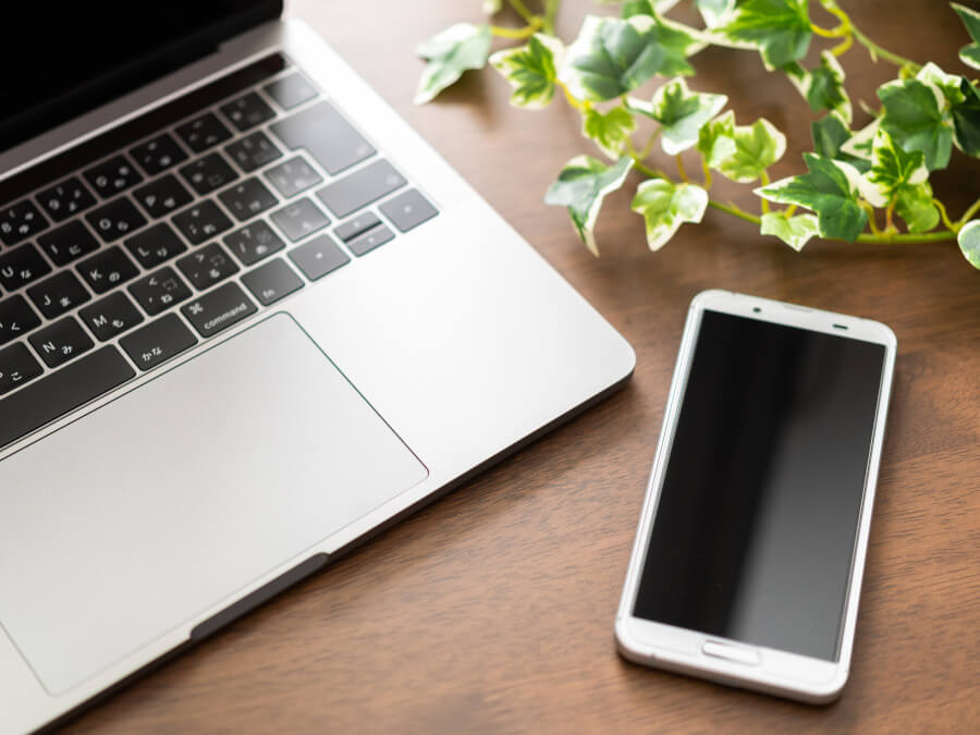 ノートPCとスマートフォン