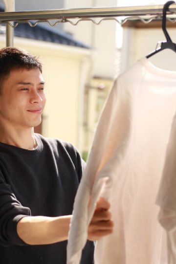 洗濯物を干す男性