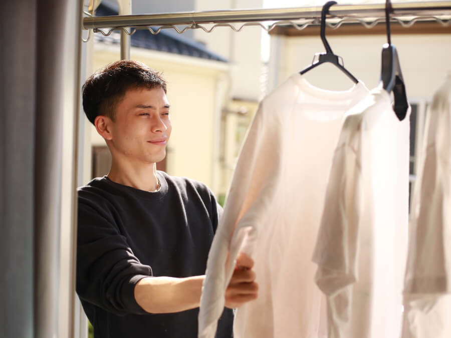 洗濯物を干す男性